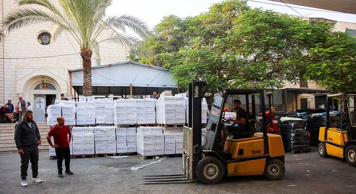 Palés de ayuda en el recinto de la parroquia católica de Gaza, para las familias cristianas y sus vecinos