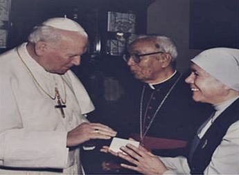 La Madre Ángela y monseñor García Araúz, recibidos por Juan Pablo II.