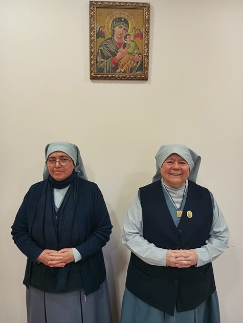 La Madre Domitila (a la izquierda de la foto) y la Madre Ángela, bajo la gran protectora de la congregación.