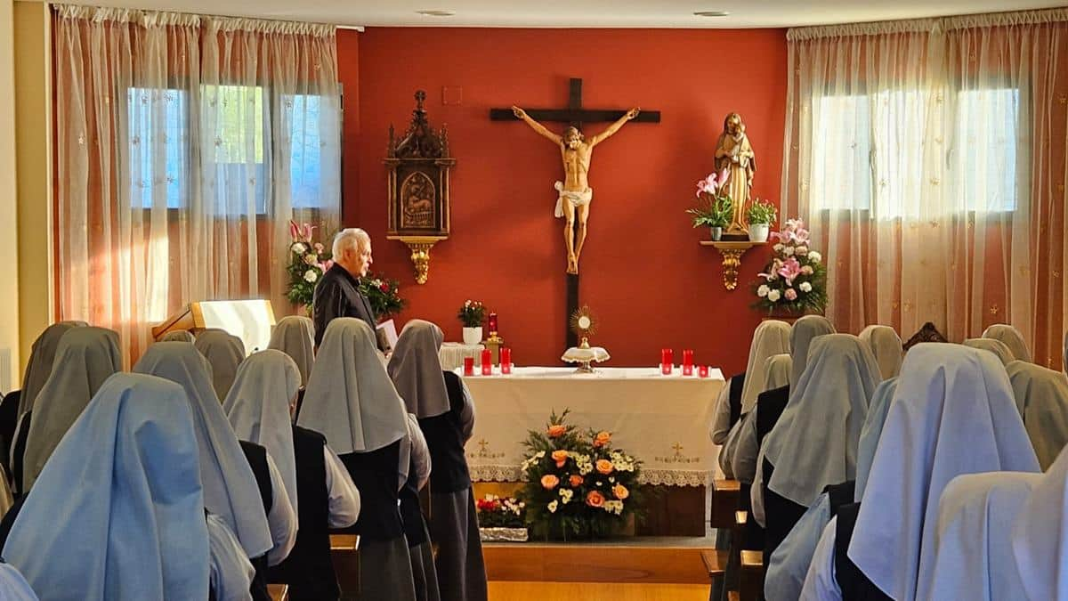 Las religiosas, ante el Santísimo durante una meditación dirigida por el padre Luis Joaquín Gómez Jaubert.