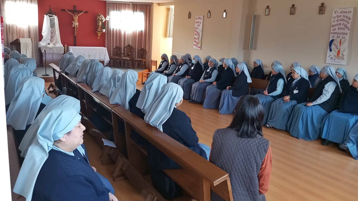 Algunas de las religiosas que se encontraban de retiro en Ponferrada, poco antes de una charla de formación.