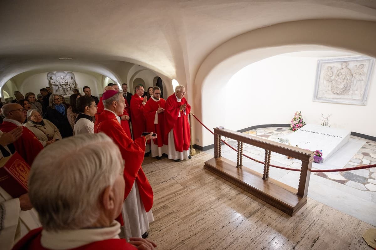 Ganswein y otros asistentes a los Premios Ratzinger visitan la tumba de Benedicto XVI en las criptas vaticanas