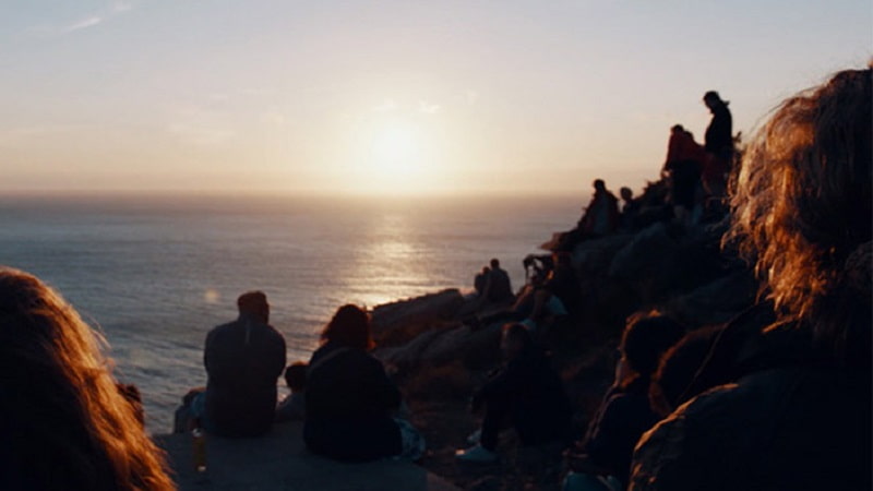 Belleza en la puesta de sol de Finisterre, los peregrinos reflexionan sobre Dios y la vida