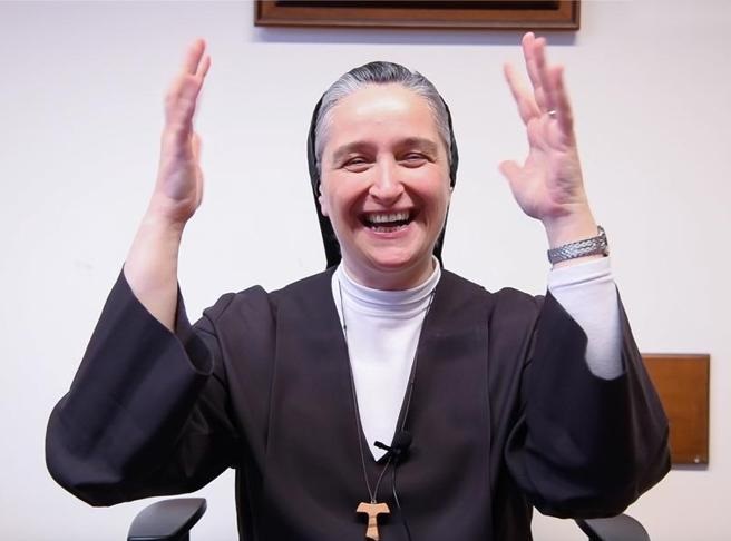 Sor Verónica Donatello creció en su familia con el lenguaje de signos, pues sus padres son sordos.