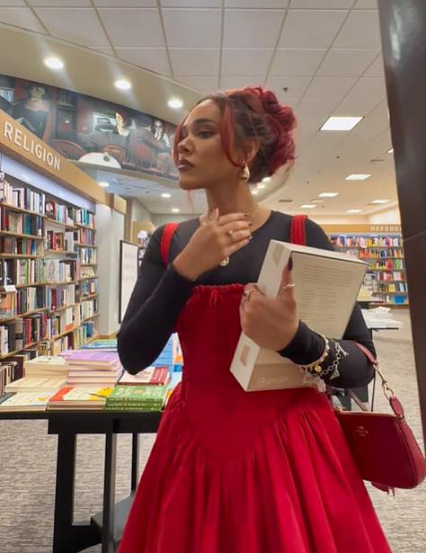 Cely Vázquez, con su Biblia recién comprada en la mano.