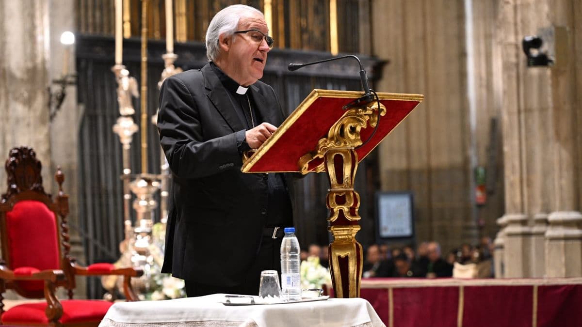 Monseñor Saiz Menseses presenta, en la clausura del congreso, sus principales conclusiones.