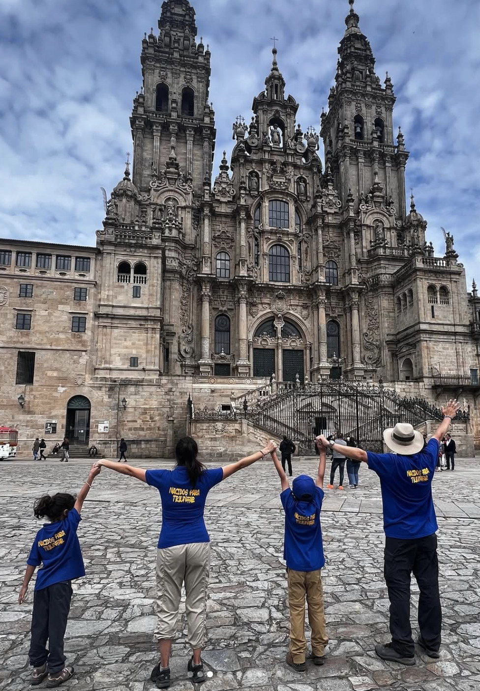 Alberto junto a su familia tras terminar el Camino de Santiago.