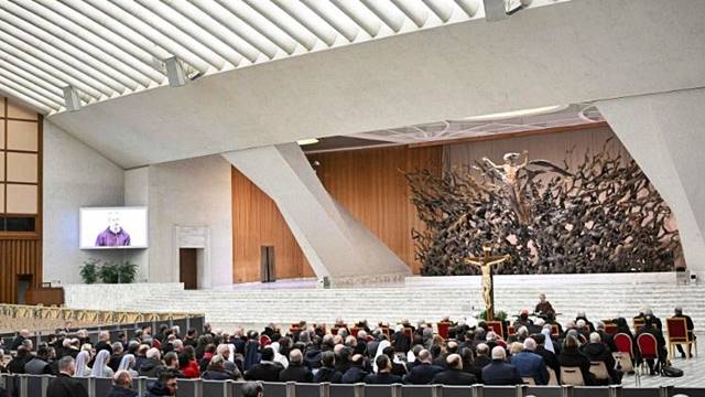 El Aula Pablo VI, con los miembros de la Curia en la predicación del padre Pasolini.