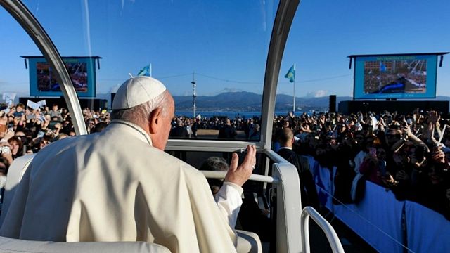 La llegada de Francisco a la plaza donde presidió la misa.