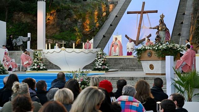 La Virgen de la Misericordia (la 'Madonnuccia' o 'Madunnuccia'), patrona de Ajaccio, junto al altar de la misa.