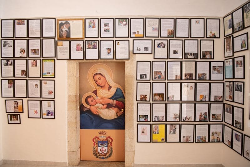 Cartas con declaraciones de favores y agradecimientos a la Virgen que exponen los franciscanos en la Gruta de la Leche en Belén