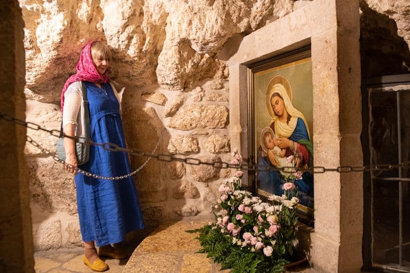 Una peregrina en la Gruta de la Leche de Belén, que custodian los franciscanos