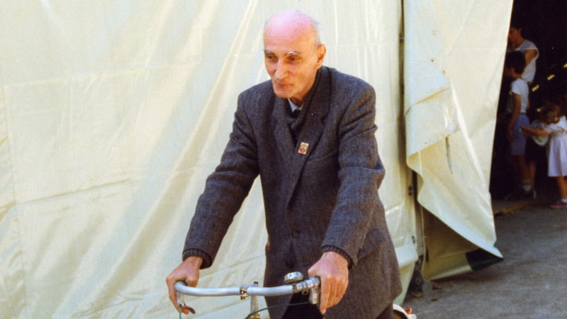 Pierre Goursat, ya anciano, con una bicicleta