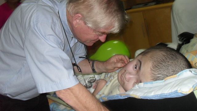 Aldo Trento con Víctor, un niño hidrocéfalo al que adoptó como hijo.