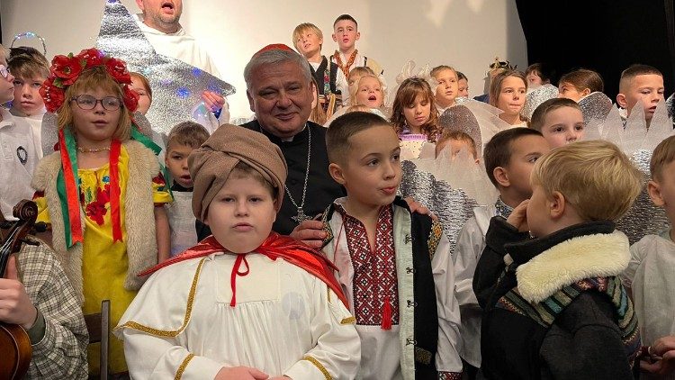 El cardenal Krajewski en una fiesta infantil de Navidad en Ucrania, con varios niños huérfanos por la guerra