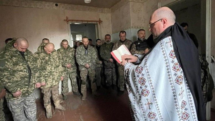 El obispo Manyshyn, jefe de capellanes grecocatólicos, con soldados en el frente de Ucrania