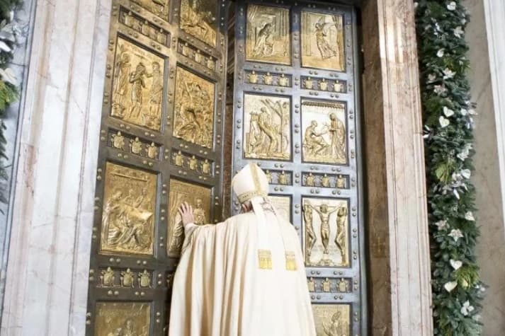 El Papa Francisco, durante la apertura de la Puerta Santa de la Basílica de San Pedro.