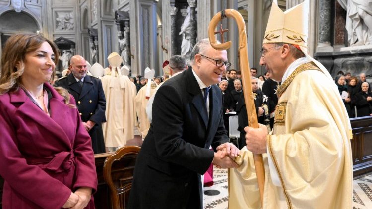 Roberto Gualtieri, alcalde de Roma, saluda al cardenal Reina en San Juan de Letrán