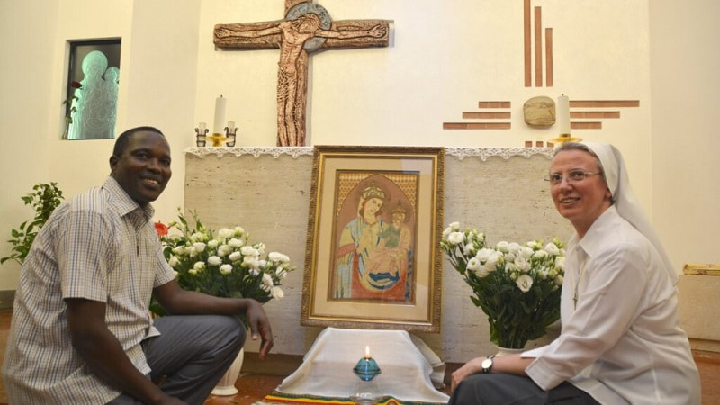 Simona Brambilla con el P. James Lengarín, superior de los Misioneros de la Consolata