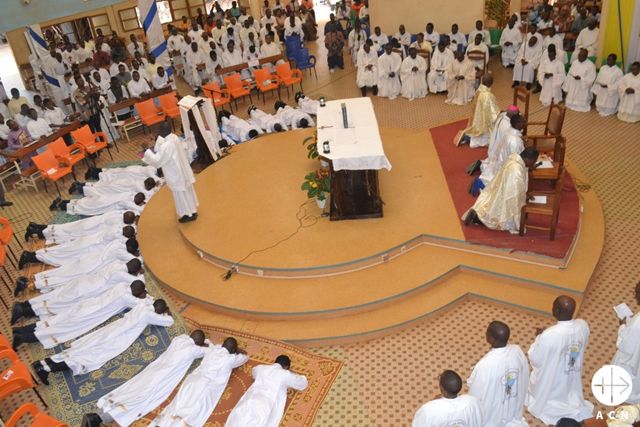 Ordenaciones sacerdotales en Burkina Faso. Foto: ACN.