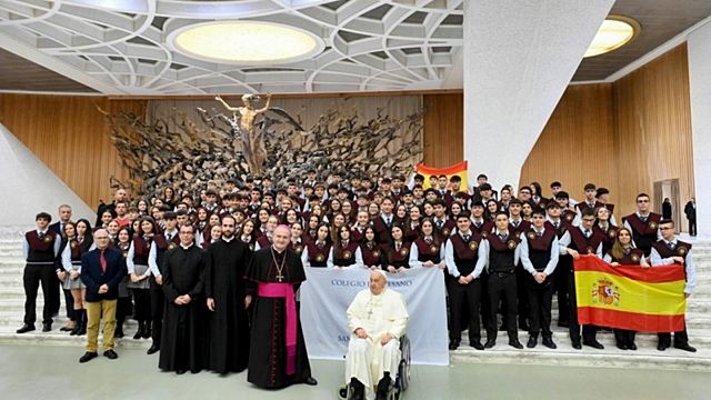 Los alumnos del colegio diocesano Santo Domingo de Alicante, con el obispo José Ignacio Munilla a la cabeza, entre los fieles presentes en la audiencia general de este miércoles.