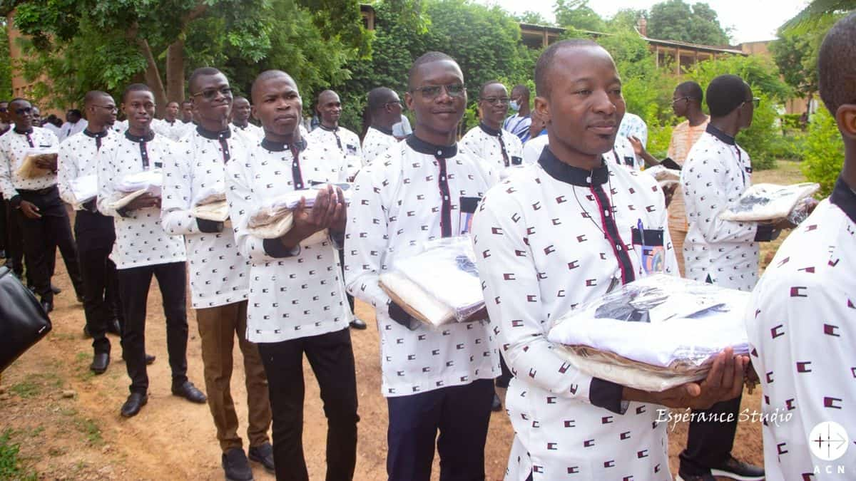 Los seminaristas reciben el hábito que les distingue como hombres de Cristo. Foto: Espérance Studio / ACN.