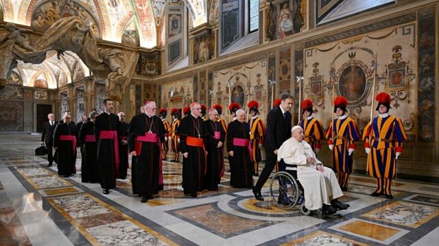 El Papa llega al acto, celebrado en el Aula de las Bendiciones.