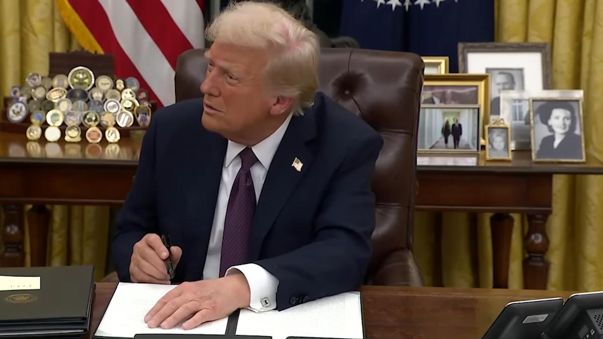 Trump improvisó una rueda de prensa mientras firmaba doscientas órdenes ejecutivas.