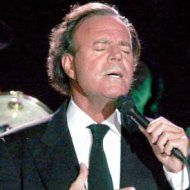 Julio Iglesias asegura que es «judío de cintura para arriba» en un concierto en Tel Aviv