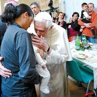 Benedicto XVI, junto a unos pobres