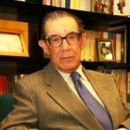 El catedrático Juan Velarde