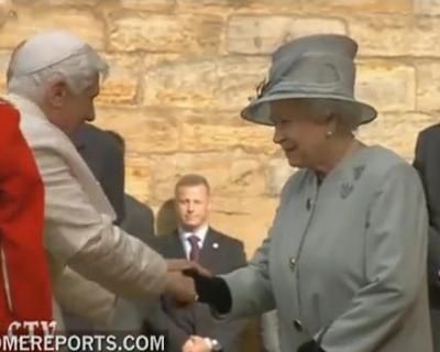 ISABEL II RECIBE A BENEDICTO XVI