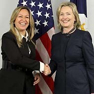 Hillary Clinton con Trinidad Jiménez.