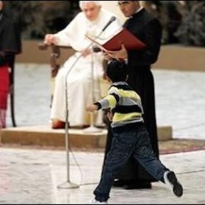 El niño que rompió el protocolo vaticano