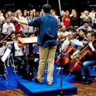 Los músicos del Camino interpretan la sinfonía, obra de Kiko Argüello