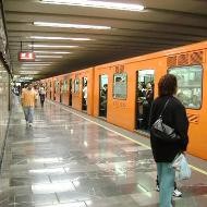 Los homosexuales «se apoderan» de los vagones del Metro de México para participar en actos sexuales