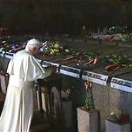 El Papa alemán habla del Dios del amor en el corazón de un «doloroso memorial del mal más horrendo»