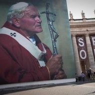 Son miles los peregrinos reunidos en el Circo Massimo para la gran Vigilia por Juan Pablo II