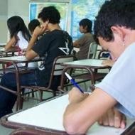 Jóvenes estudiando