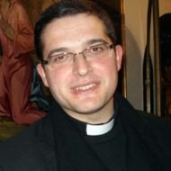 Un joven sacerdote