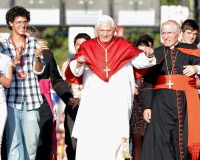 EL PAPA CRUZA LA PUERTA DE ALCALÁ