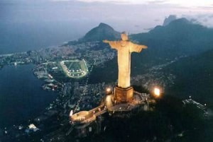 Cristo redentor iluminado