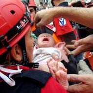 Una bebé de dos semanas es rescatada viva de los escombros tras el terremoto en Turquía