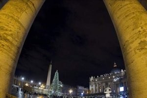 Treinta metros de abeto rojo iluminan la Navidad en el Vaticano