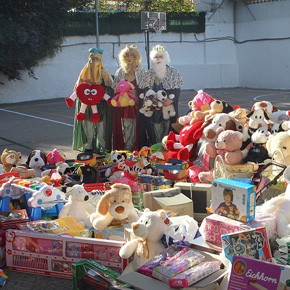 Los Reyes Magos reciben un camión con juguetes para los niños gitanos