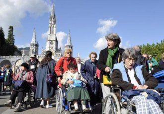 ¿Por qué miles de personas peregrinan a Lourdes?