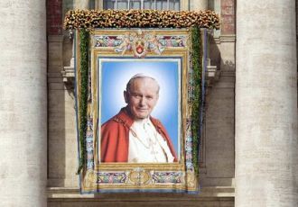 Beatificación de Juan Pablo II: El tapiz en la fachada de San Pedro