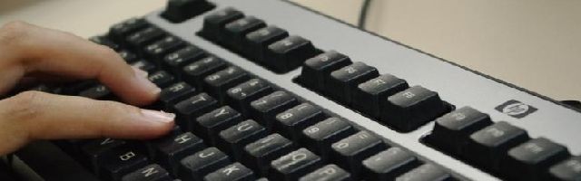 Al teclado del ordenador