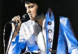 Elvis cantando al Rosario.