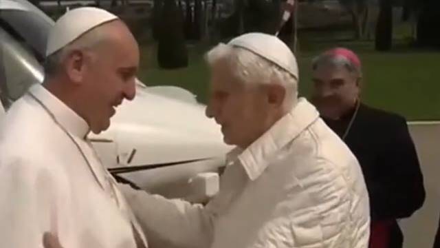 Francisco y Benedicto XVI, el insólito encuentro de dos papas vivos